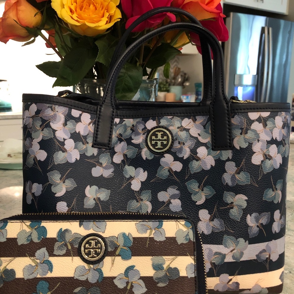 Tory Burch purse and wallet. Like new condition.